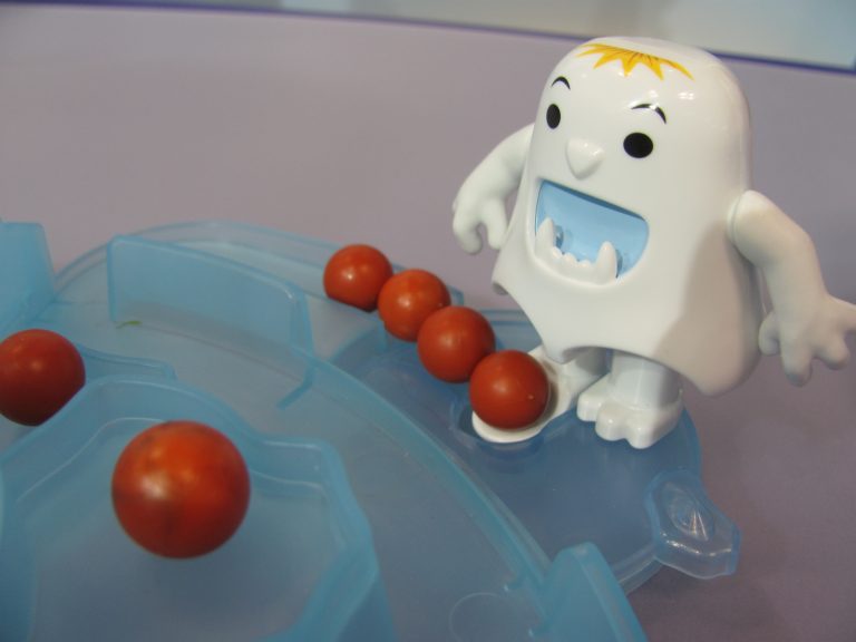 Playmonster Yeti Set Go Closeup by Purple Pawn